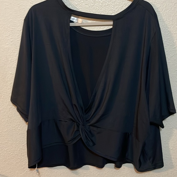 4X Fabletics workout top - Picture 3 of 3